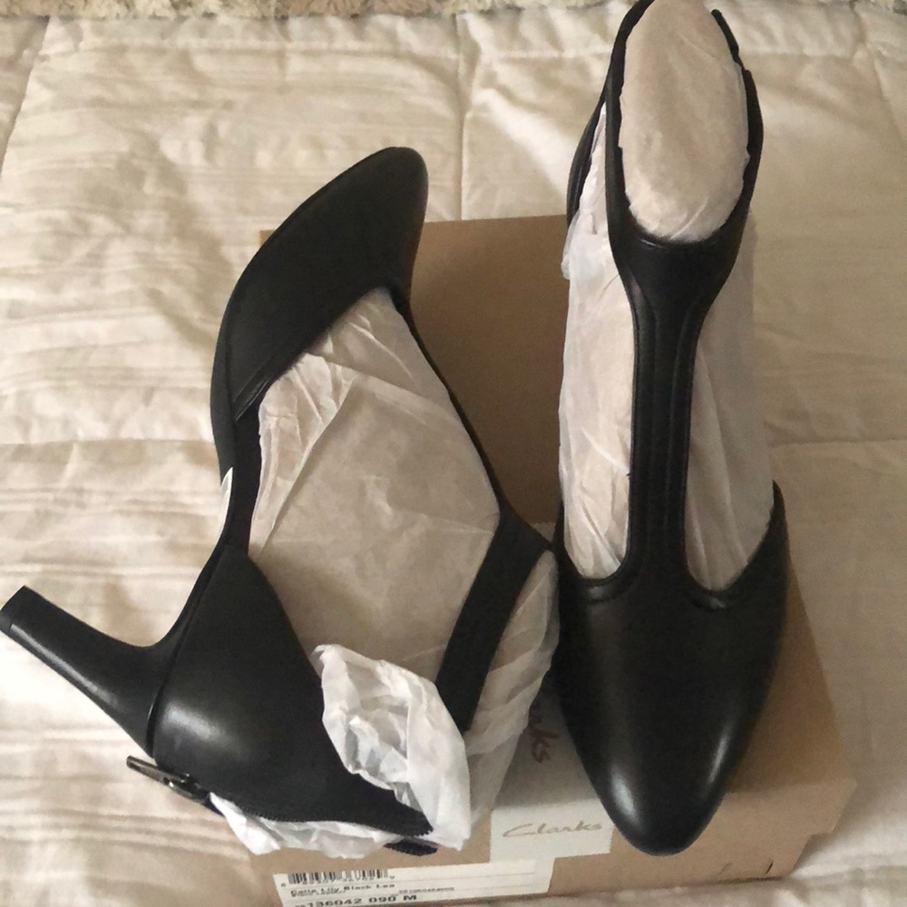 Clark’s Calla Lily Black Leather Pumps